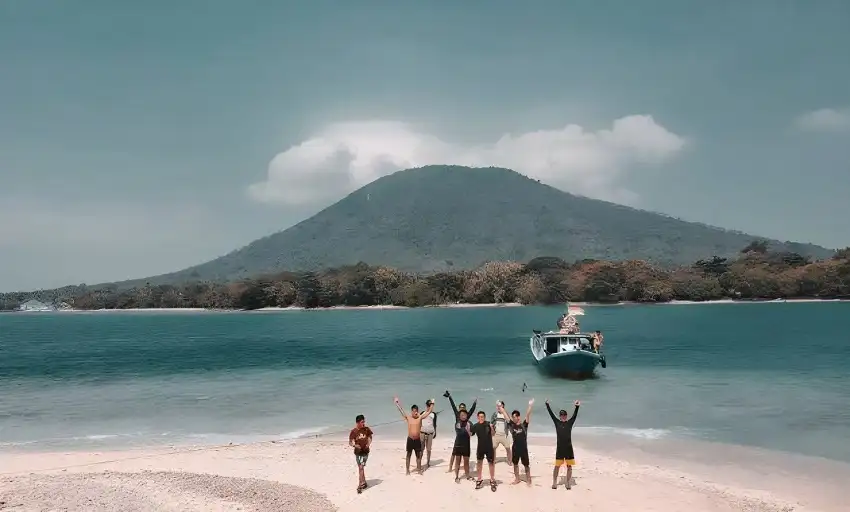 Keindahan Krakatau Terpancar dari Pulau Sebesi di Lampung Selatan