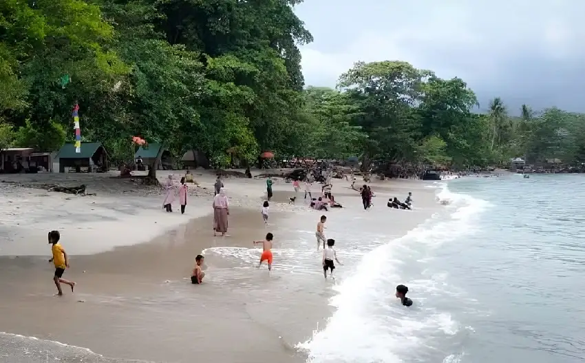 Objek Wisata Pantai Guci Batu Kapal yang Memukau