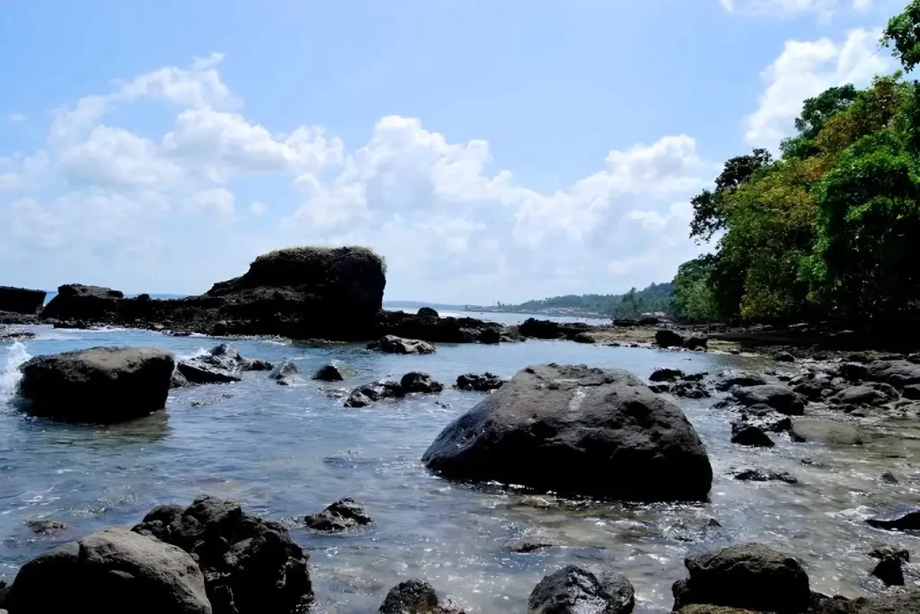 Pantai Guci Batu Kapal Melihat Keindahan Laut dengan Sejarah, Lokasi, Tiket, dan Objek Wisata yang Menarik
